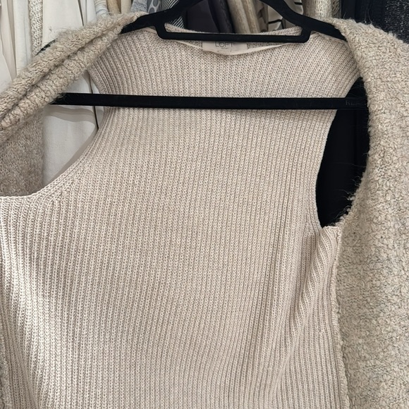 Vest - Picture 5 of 7